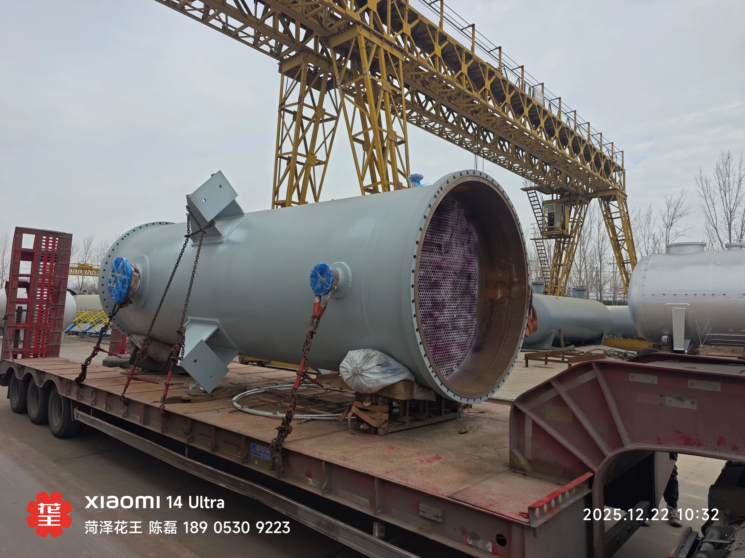 换热设备车间制造实景，不代表具体再沸器或蒸发器结构