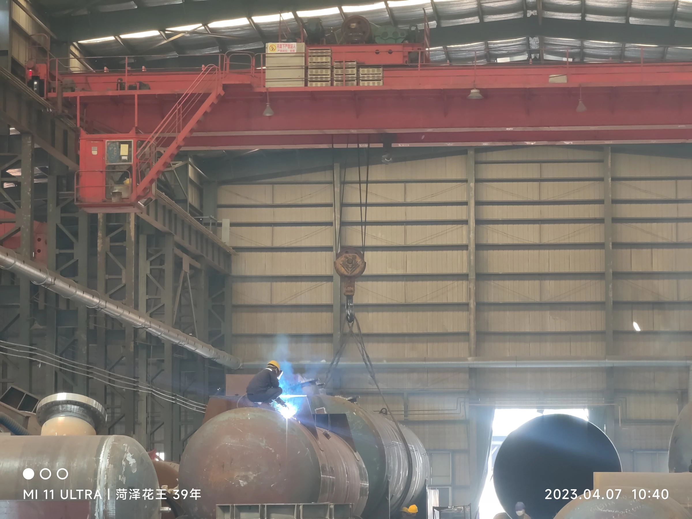 压力容器焊接制造现场，用于工业制冷容器通用能力展示