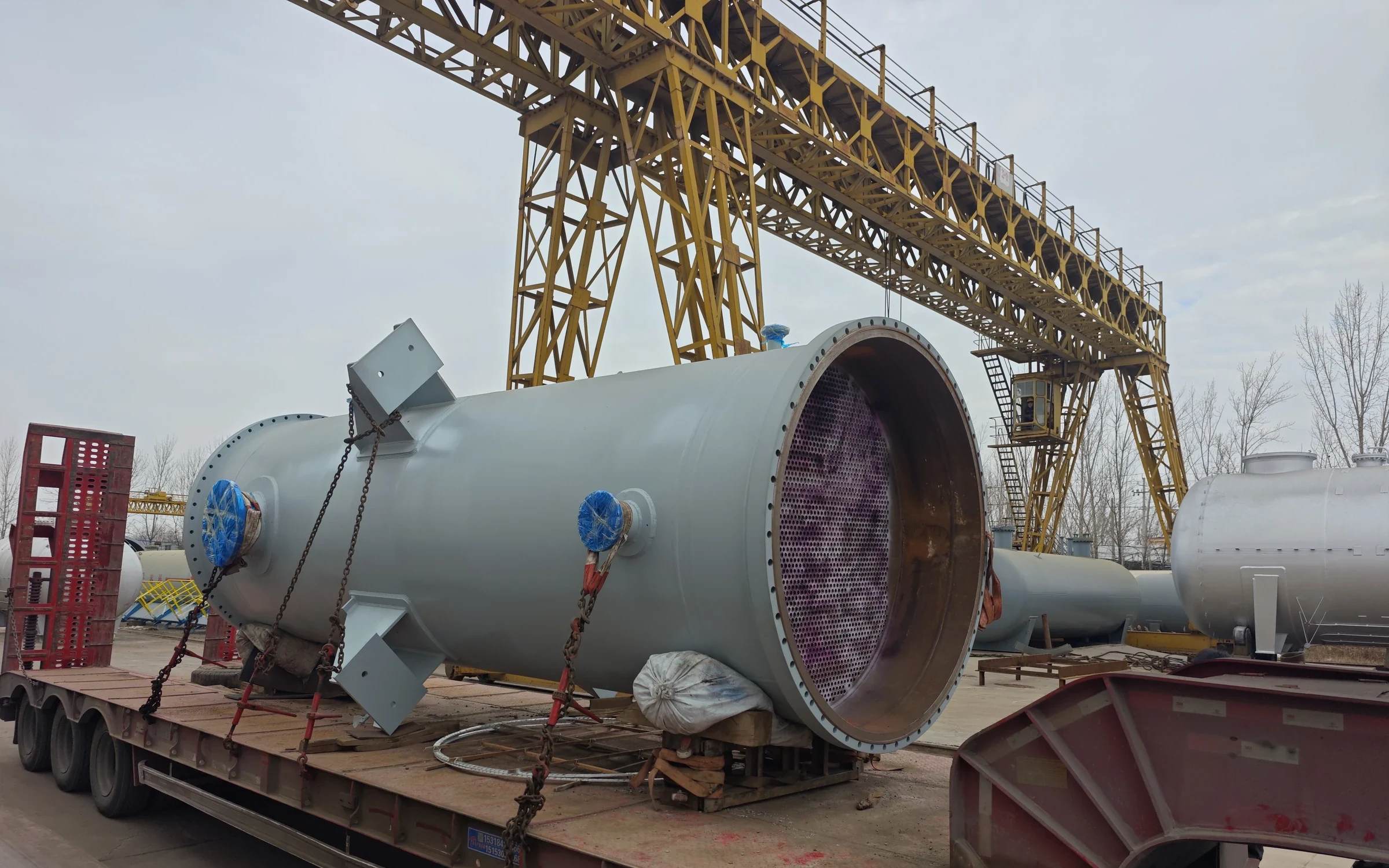 具有清晰管板与管束特征的真实换热设备制造实景,不代表具体再沸器结构