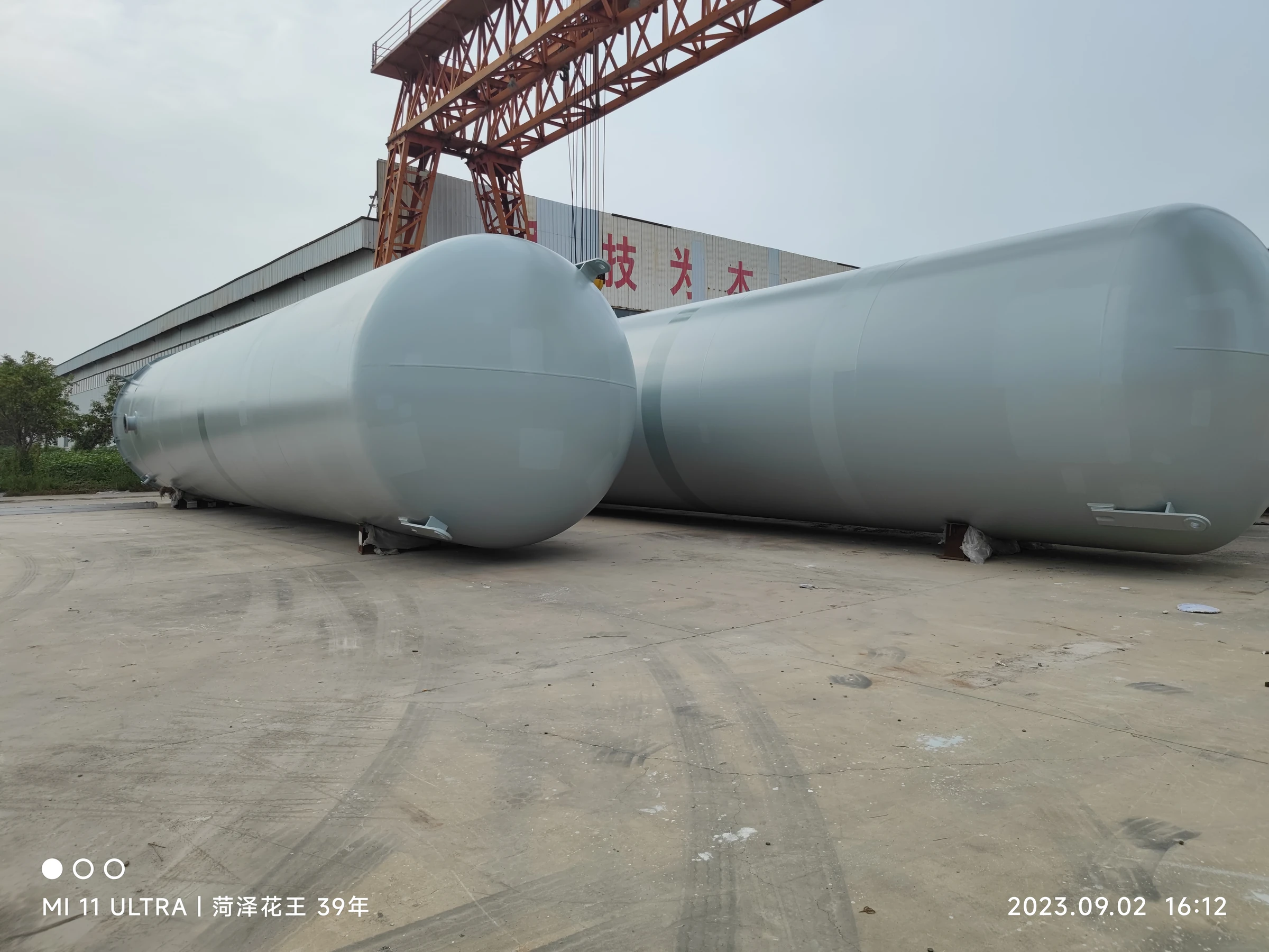 卧式压力储罐厂内实景,用于展示储罐制造能力,不代表具体介质